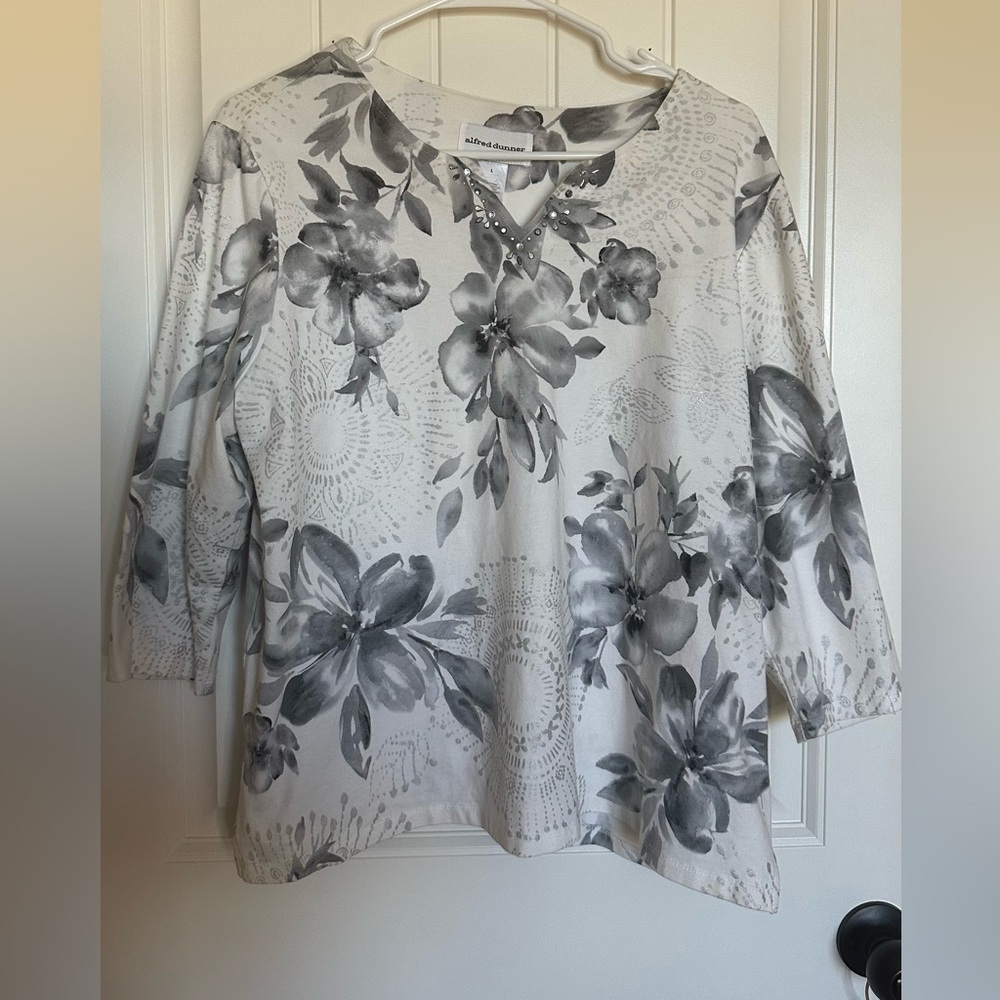 Alfred Dunner White ans Silver Floral V-neck Top- Size Large